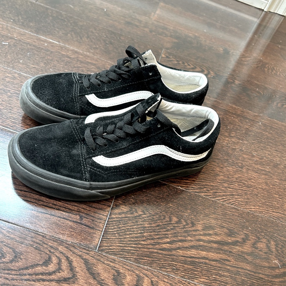 7.5 Vans suede sneakers